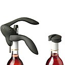 Classique du tire-bouchon, le « Black Black » de l’Atelier du Vin fait office de référence, avec sa mèche à cinq spires forgée et téflonisée. Ses deux leviers assurent une extraction du bouchon tout en douceur et efficacité.