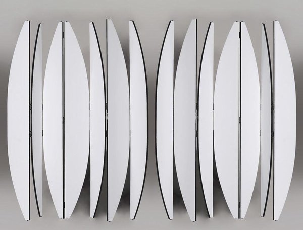 Avec ses six panneaux, le paravent « Sailor » de Sisko Design permet de dissimuler un recoin de la maison aux regards indiscrets, en conservant un brin de jour grâce à la forme oblongue de ses panneaux.