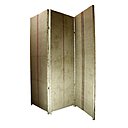 Composé de trois feuillets sur un support en pin circa, le paravent de Le Pré aux Clairs se couvre d’un tissu en chanvre écru aux bandes de couleur garance. Le charme de l’ancien opère sur ce meuble, comme usé par le temps.