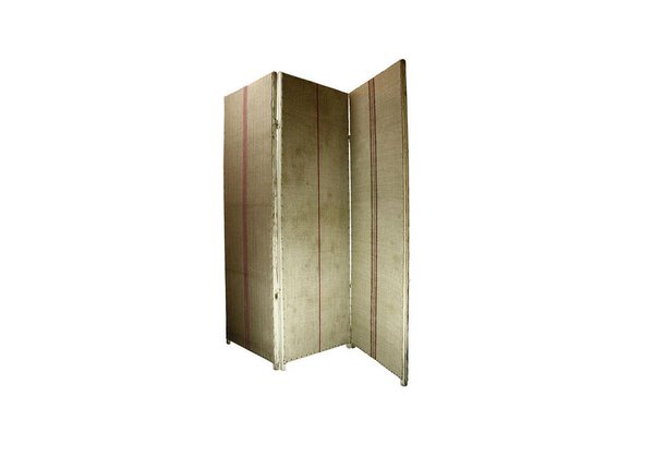 Composé de trois feuillets sur un support en pin circa, le paravent de Le Pré aux Clairs se couvre d’un tissu en chanvre écru aux bandes de couleur garance. Le charme de l’ancien opère sur ce meuble, comme usé par le temps.