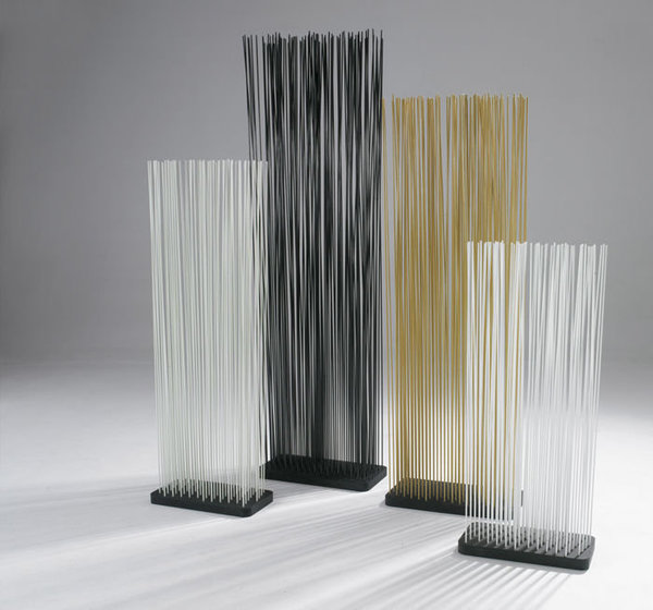 Paravent d’intérieur ou d’extérieur, le « Sticks » de Hsu-li et Stefan Kaiser d’Arenas Collection permet de créer un espace privé sans marquer de rupture, grâce à ses baguettes en fibres de verre.