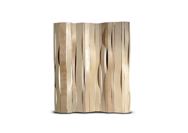 Inspiré par le végétal et le marin, la cloison mobile « Swell » de Fairsens présente de légères ondulations, comme si un léger vent donnait à voir des vagues sur cette structure en peuplier, créant un jeu d’ombres et de lumières.