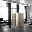 Habillé d’un papier tissé japonais du nom de kamihimo, ce paravent « Beige/Gris » de Sandra Clodion se décompose en trois panneaux, offrant le charme de la sobriété, mis en valeur par le caractère naturel de la matière.