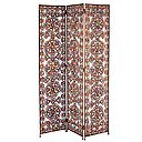 Un doux parfum d’Orient semble s’exhaler de ce paravent « Shéhérazade » chez Maison du Monde, en métal cuivré et pièces d’acrylique colorées. Lorsque la lumière s’allume, son faisceau est reflété par sa structure en autant de particules éclatantes.