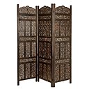 En bois de manguier, le paravent « Udaïpur » chez Maison du Monde permet de mettre en valeur son matériau par une structure finement ajourée. Créant un motif stylisé, il semble être une invitation au voyage, direction l’Inde.