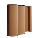 Imaginé par le designer Luigi Baroli, le paravent « Cartoons » est entièrement fabriqué en carton. Ses formes ondulées semblent se mouvoir telles des vagues, permettant l’extensibilité de sa longueur de 40 cm à 400 cm.