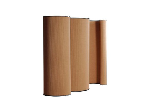 Imaginé par le designer Luigi Baroli, le paravent « Cartoons » est entièrement fabriqué en carton. Ses formes ondulées semblent se mouvoir telles des vagues, permettant l’extensibilité de sa longueur de 40 cm à 400 cm.