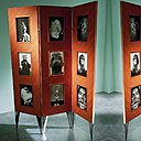 Dessiné par Philippe Starck pour Driade, « Le paravent de l’autre » sert de porte-photos, qui prennent place dans les panneaux de bois plaqué poirier, pour une personnalisation à l’extrême.