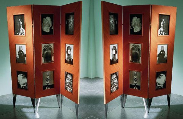 Dessiné par Philippe Starck pour Driade, « Le paravent de l’autre » sert de porte-photos, qui prennent place dans les panneaux de bois plaqué poirier, pour une personnalisation à l’extrême.