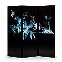 Investissant l’intérieur, la marque de prêt-à-porter Diesel décline son mobilier avec le paravent  « Xradio 3 Nature Morta », où l’esthétique emprunte de mystère reprend la forme d’un véritable tableau.