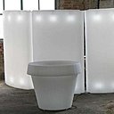 Jouant sur la forme courbe, le designer Giò Colonna Romano apporte de la lumière avec son paravent « Gio Wind ». En polyéthylène, il Diffuse un agréable éclairage d’ambiance. Chez Made in Design