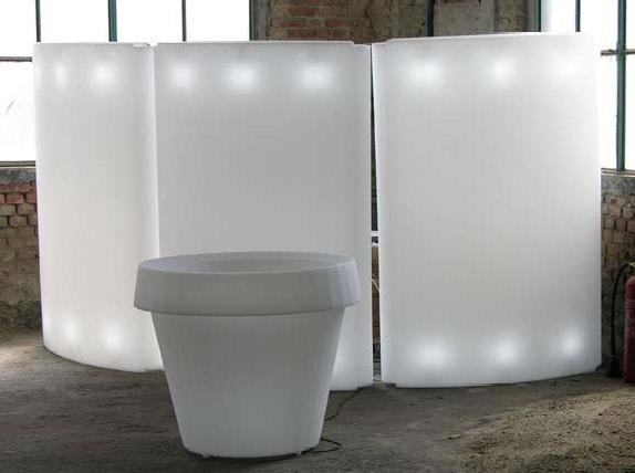 Jouant sur la forme courbe, le designer Giò Colonna Romano apporte de la lumière avec son paravent « Gio Wind ». En polyéthylène, il Diffuse un agréable éclairage d’ambiance. Chez Made in Design