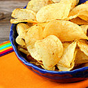 Rien de tel que partager un bol de chips entre amis ou en famille pendant l’apéritif, mais l’idéal reste des chips faites maison. Peu de temps sont nécessaire pour réaliser des gourmandises croustillantes à souhait.