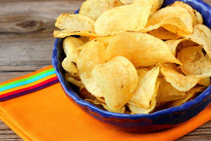 Rien de tel que partager un bol de chips entre amis ou en famille pendant l’apéritif, mais l’idéal reste des chips faites maison. Peu de temps sont nécessaire pour réaliser des gourmandises croustillantes à souhait.