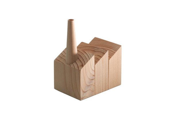 Imaginé par François Mangeol pour la jeune maison Edition sous Etiquette, le purificateur « Usine occupée » se joue avec humour de l’environnement, en présentant l’aspect d’une usine sculptée dans un bloc de cèdre.