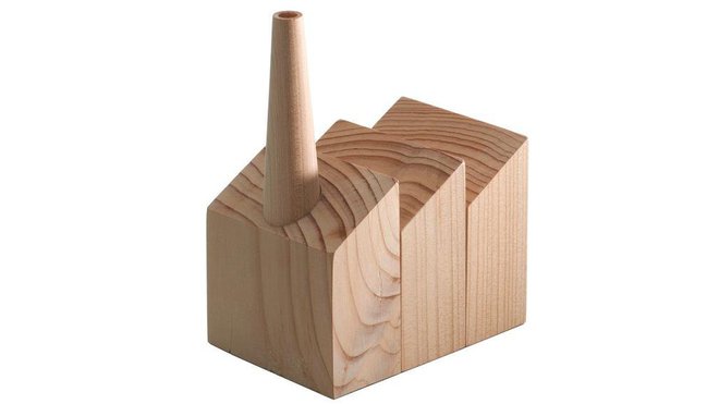 Imaginé par François Mangeol pour la jeune maison Edition sous Etiquette, le purificateur « Usine occupée » se joue avec humour de l’environnement, en présentant l’aspect d’une usine sculptée dans un bloc de cèdre.