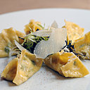Raviolis de blettes et roquette, copeaux de parmesan.