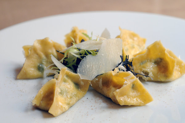Raviolis de blettes et roquette, copeaux de parmesan.