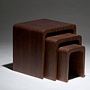 Imaginée par Jukka T. Tapio pour Punkalive, la table gigogne « Linja » de 1Rdesign est constituée de kerto, formé d’un placage d’épicéa d’origine finlandaise. Avec plusieurs teintes au choix, un traitement outdoor peut être appliqué sur demande.