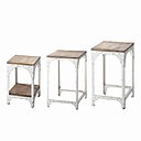 Evocation d’un style industriel, le set de trois tables gigognes de Maisons du Monde mélange les matières avec le métal et le bois. Comme sorties d’un atelier, elles présentent un aspect vieilli par le temps.