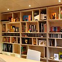 Dans le modèle WorkPod, une zone de rangement peut recouvrir entièrement l’un des murs, comme une bibliothèque.