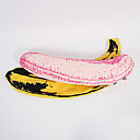 Ornant de son effigie le premier album des Velvet Underground, la banane d’Andy Warhol se décline chez Medicom Toy en peluche-oreiller, dont la peau jaune se pèle pour mettre à jour une banane rose.