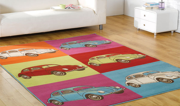 Même la chambre d’enfant peut se décorer à l’image de l’œuvre d’Andy Warhol, à l’image de ce modèle de Webtapis, qui reprend l’effigie d’une voiture dupliquée dans une esthétique de tableau serigraphié.
