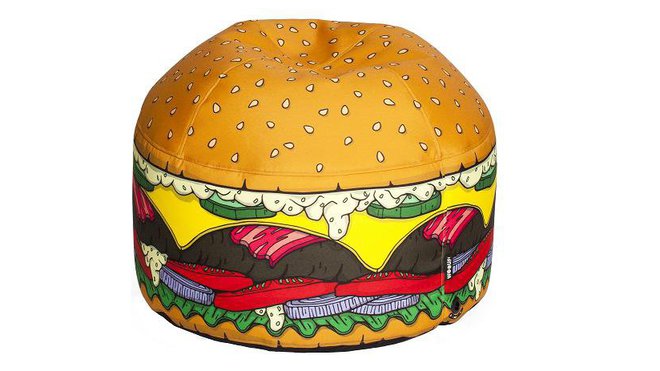 Clin d’œil décalé à l’univers Pop Art d’Andy Warhol, le pouf « MiniBurger » de la collection Woouf! pour Made in Design réinterprète le célèbre hamburger dans des dimensions XXL.