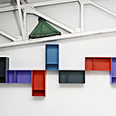 Dessiné par le designer Peter Lassen, ce mobilier modulaire « Montana » chez Meubles et Fonction, se décline à partir de plusieurs éléments de base aux profondeurs et couleurs variées, pour réaliser son étagère comme un pro.