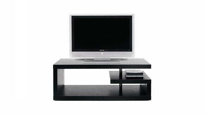 Jouant sur une forme complexe, ce meuble multimédia de Morten Georgsen pour BoConcept met en valeur l’élément bois, avec sa structure en chêne teinté de noir qui intègre la télévision avec élégance.