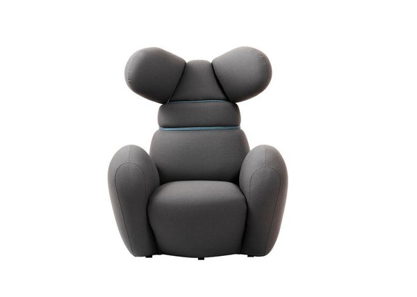 Maintenu par des cordes en nylon comme si ses formes XXL allaient exploser, le fauteuil « Bunny Chair » est une œuvre du designer Iskos Berlin pour Norman Copenhagen.