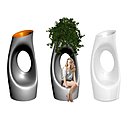 Telle une sculpture géante, le vase « Holly All » de Made in Design prend de la hauteur, permettant de servir de siège dans son creux. Imaginée par Philippe Starck pour Serralunga, sa forme organique se fait plus proche de la nature.