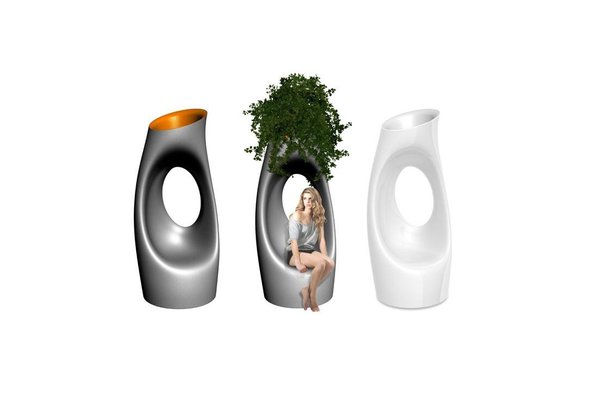 Telle une sculpture géante, le vase « Holly All » de Made in Design prend de la hauteur, permettant de servir de siège dans son creux. Imaginée par Philippe Starck pour Serralunga, sa forme organique se fait plus proche de la nature.