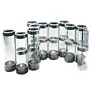 Création symbolique de Tsé-Tsé, le « vase d’Avril » de Made in Design se décline dans une version XXL, présentant une farandole de tubes en verre assemblés par une attache métallique dans une forme articulée d’accordéon.