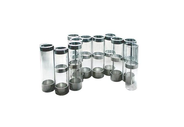 Création symbolique de Tsé-Tsé, le « vase d’Avril » de Made in Design se décline dans une version XXL, présentant une farandole de tubes en verre assemblés par une attache métallique dans une forme articulée d’accordéon.