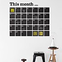 Dessiné par Trine Andersen pour Ferm Living, le sticker « Calendrier » de Made in Design s’affiche sur les murs de la maison, comme une page d’agenda disproportionnée. Sa surface permet d’écrire à la craie ou  y apposer des papiers autoadhésifs.