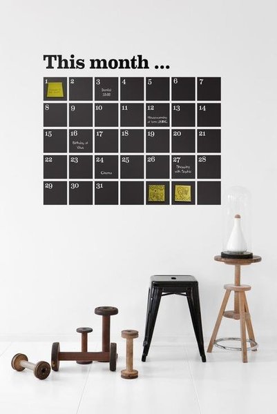 Dessiné par Trine Andersen pour Ferm Living, le sticker « Calendrier » de Made in Design s’affiche sur les murs de la maison, comme une page d’agenda disproportionnée. Sa surface permet d’écrire à la craie ou  y apposer des papiers autoadhésifs.