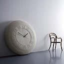 Imaginée par Carlo et Benedetta Tamborini, l’horloge « Gomitolo » chez Made in Design présente des dimensions hors-normes, mises en valeur par une housse en grosse maille façon tricot, dont l’originalité réinvente la tradition.