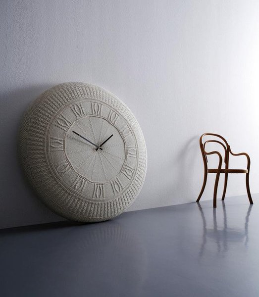 Imaginée par Carlo et Benedetta Tamborini, l’horloge « Gomitolo » chez Made in Design présente des dimensions hors-normes, mises en valeur par une housse en grosse maille façon tricot, dont l’originalité réinvente la tradition.