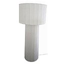 Issue de la collection « Rock the Kasbah » de Philippe Xerri, la lampe « Totem XXL » ne fait pas dans la mesure, en atteignant une hauteur de 190 cm. En PVC blanc tressé, elle met en valeur la lumière par le gigantisme de sa taille.