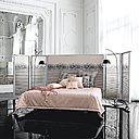 Conçue par le couturier Jean-Paul Gaultier pour Roche Bobois, le lit « Paravent » fait preuve d’audace, en associant deux meubles en un seul. Style matelot et dentelle s’unissent, pour créer un meuble d’exception à la démesure de la haute couture.