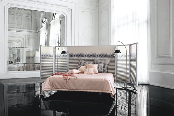 Conçue par le couturier Jean-Paul Gaultier pour Roche Bobois, le lit « Paravent » fait preuve d’audace, en associant deux meubles en un seul. Style matelot et dentelle s’unissent, pour créer un meuble d’exception à la démesure de la haute couture.