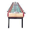 Dans un format XXL, le babyfoot géant de Bonzini propose de réunir jusqu’à onze joueurs de chaque coté, ce qui correspond précisément à deux équipes de football. Fabriqué depuis la coupe du monde de 1998, le meuble se divise en deux parties de 3,80 mètres.