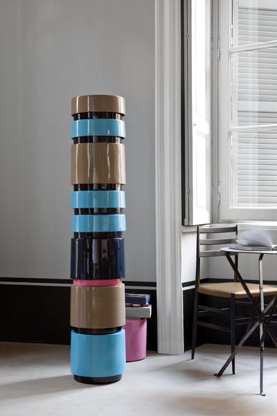 Pour donner de la hauteur à une pièce, les boîtes « Arlequins » de Ligne Roset s’emboîtent les unes sur les autres, comme une évocation de la tour de Babel. En fibre de verre laquée, la finition brillante donne du reflet à sa surface colorée.