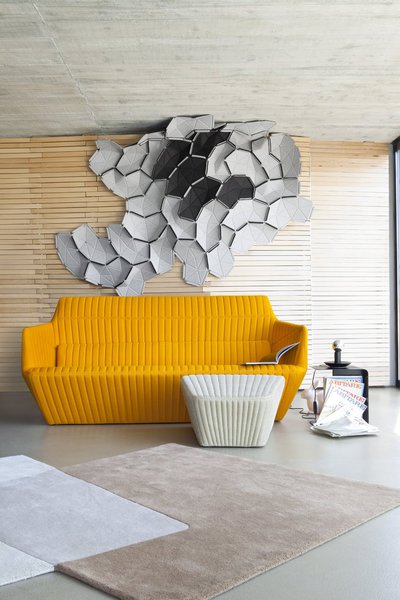 Motif décoratif emprunt d’une certaine mélancolie, la collection « Clouds » des frères Bouroullec chez Ligne Roset se constitue de modules à fixer au mur ou poser sur le sol, dans un effet tridimensionnel qui semble s’emparer de la pièce.