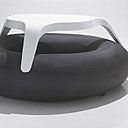 Reprenant la forme d’un doughnut dans un format gigantesque, cette table basse « DoNuts-Extremis » d’Arenas Collection présente une surface plane, munie d’une assise en néoprène pour un confort optimal.