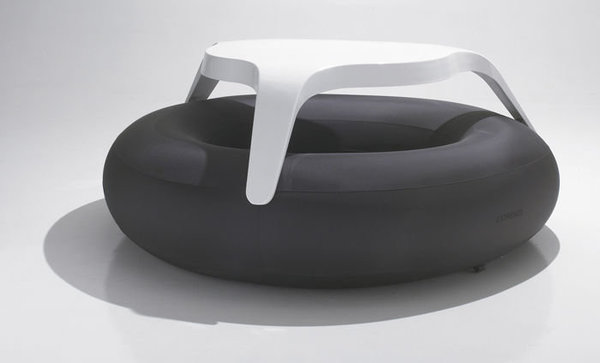 Reprenant la forme d’un doughnut dans un format gigantesque, cette table basse « DoNuts-Extremis » d’Arenas Collection présente une surface plane, munie d’une assise en néoprène pour un confort optimal.