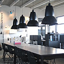 Imaginée par George Carwardine, les suspensions « Giant1227 Pendant » d’Anglepoise permettent de donner de la couleur au plafond, mis en valeur par la démesure de ses dimensions qui illuminent la table à manger avec panache.