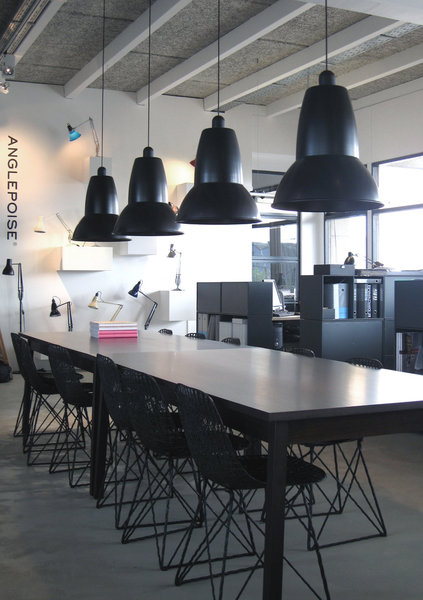 Imaginée par George Carwardine, les suspensions « Giant1227 Pendant » d’Anglepoise permettent de donner de la couleur au plafond, mis en valeur par la démesure de ses dimensions qui illuminent la table à manger avec panache.