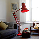 Dessinée par George Carwardine, la lampe « Giant1227 » d’Anglepoise reprend par trois fois la taille standard de sa forme d’origine. Son socle en aluminium est muni de roulettes, afin de faciliter son transport dans la maison.